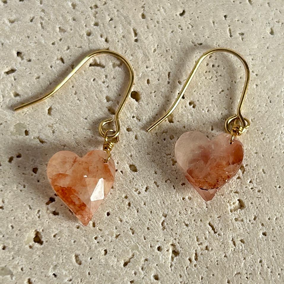 ヒマラヤ産 マニカラン水晶 ハート ピアス / サージカルステンレス1枚目の画像