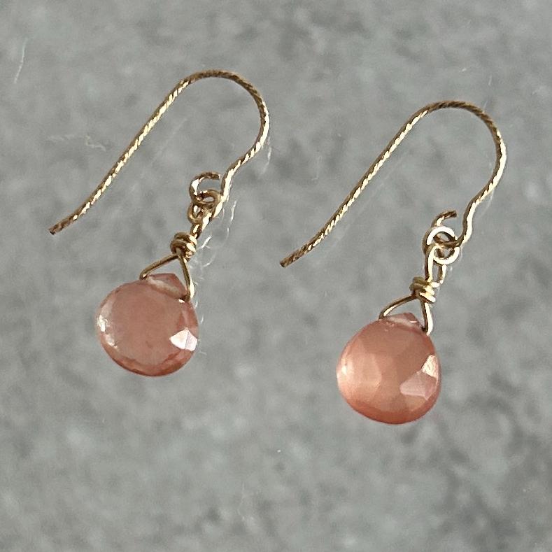 宝石質アンデシン マロンブリオレットカット / 14kgfピアス1枚目の画像