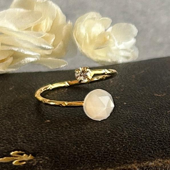 ホワイトムーンストーン / プレシオサ社製クリスタル フォークリング - K16GP1枚目の画像